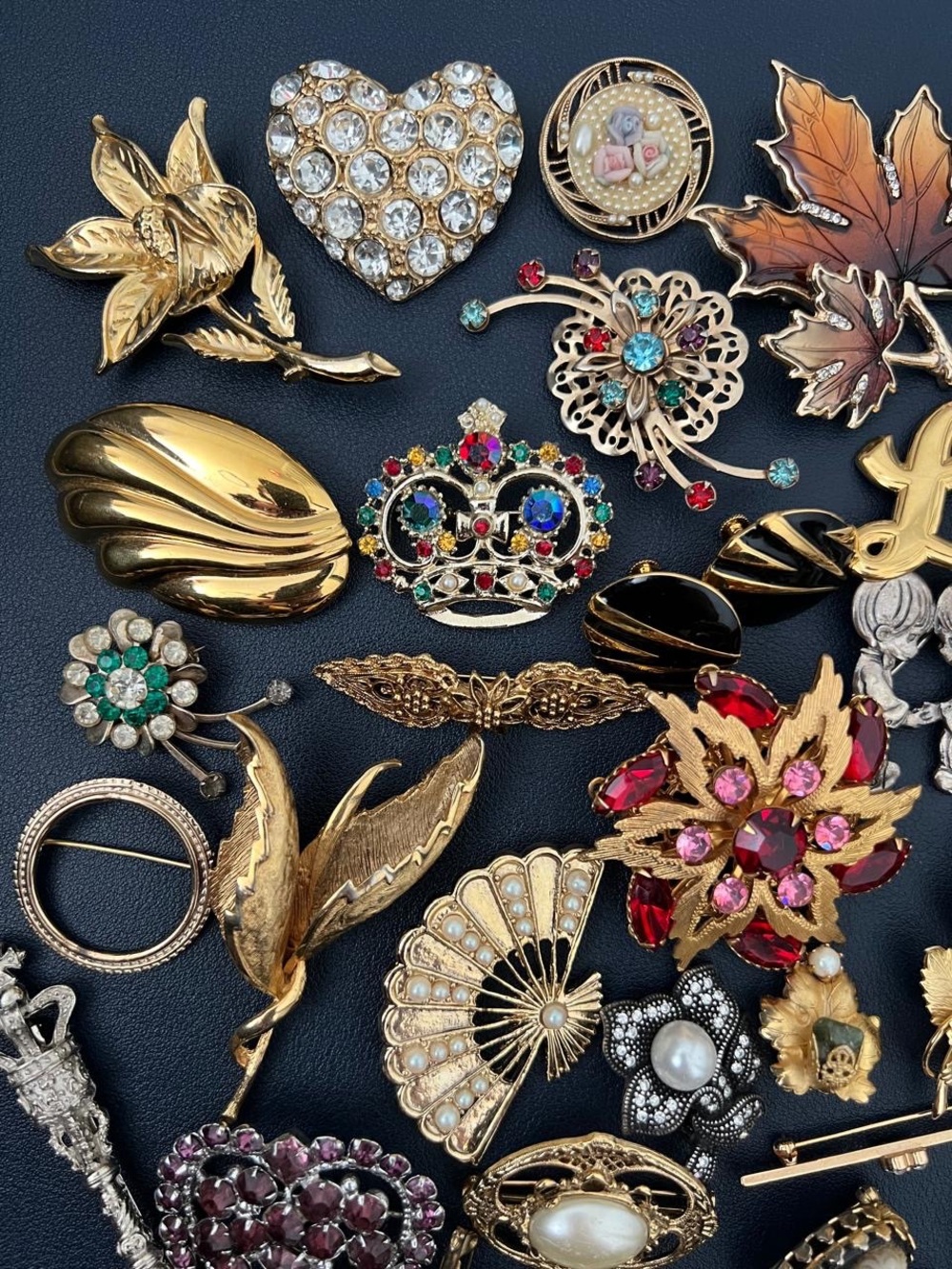 Assorted Vintage to Modern Brooches and Earrings Set - Multi-Color Lot Bundle #6 - Picture 4 of 7